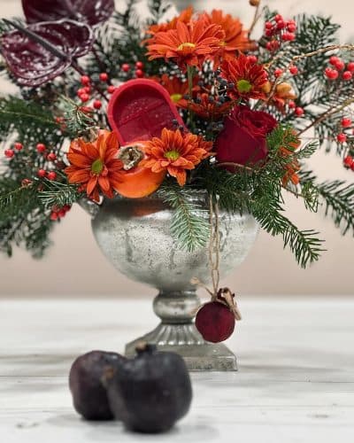 هدیه به همراه گل و میوه شب یلدا برای مهمانی