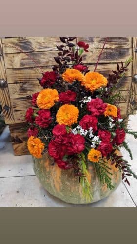 هدیه به همراه گل و میوه شب یلدا برای کارمندان