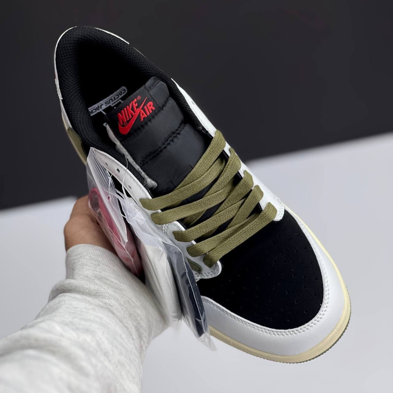 کفش نایک ایر جردن ۱ لو تراویس اسکات الیو Nike Air Jordan 1 Low Travis Scott Olive — تصویر ۴