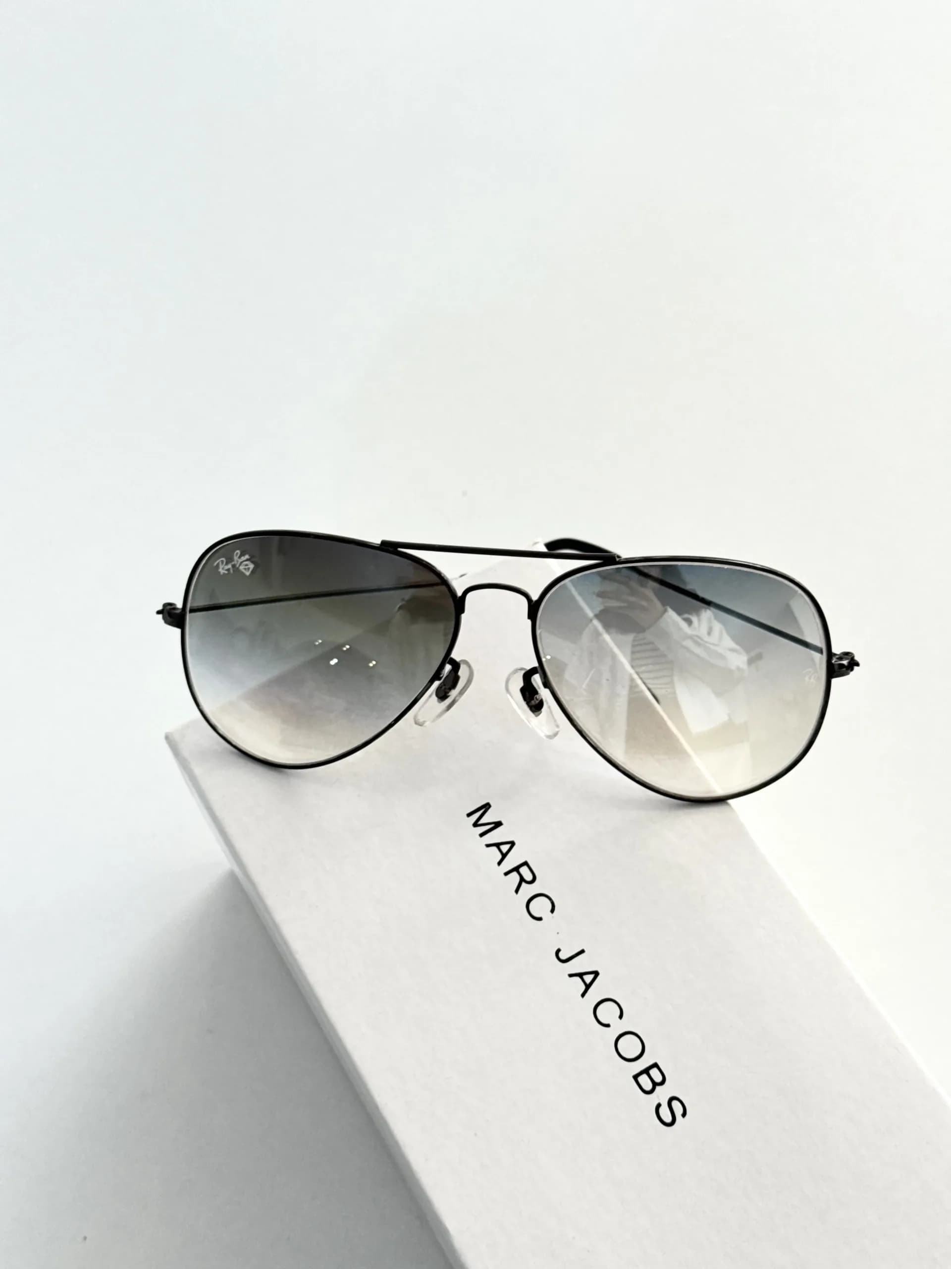 عینک آفتابی مردانه برند Rayban فریم نقره ای فلزی یووی 400 — تصویر ۴