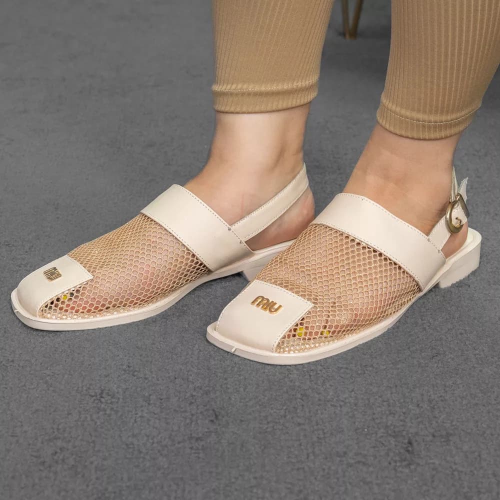صندل دخترانه miu miu کرم کد 29990 — تصویر ۴