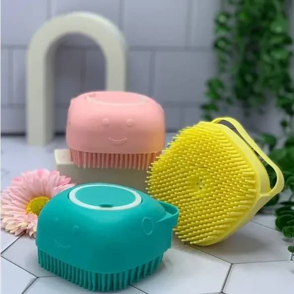 لیف سیلیکونی مخزن دار با طراحی انعطاف‌پذیر و برس نرم برای شستشوی سر و بدن