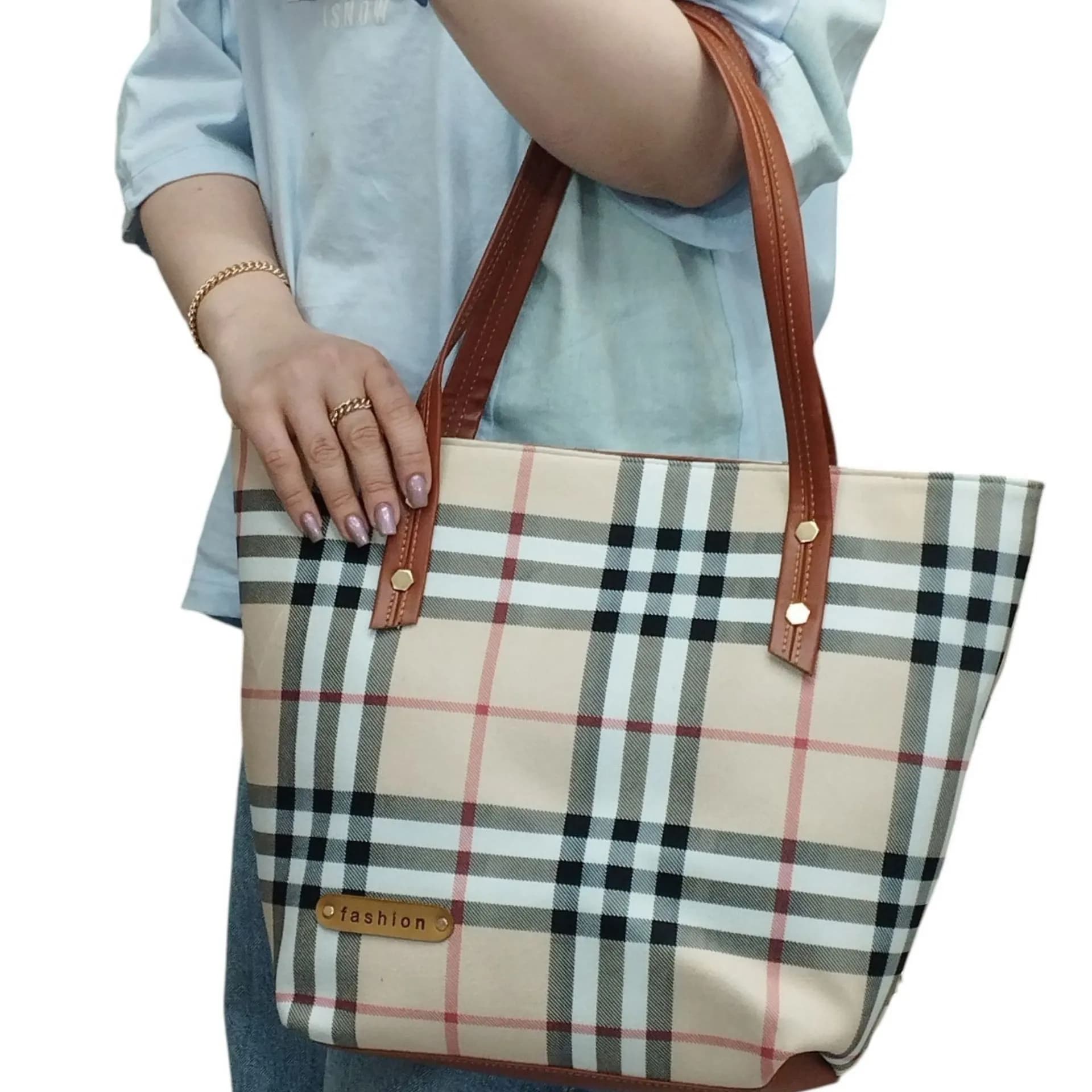 کیف دستی و ارایشی مدل فشن طرح باربری Burberry ( سایز 30*26*11) — تصویر ۳