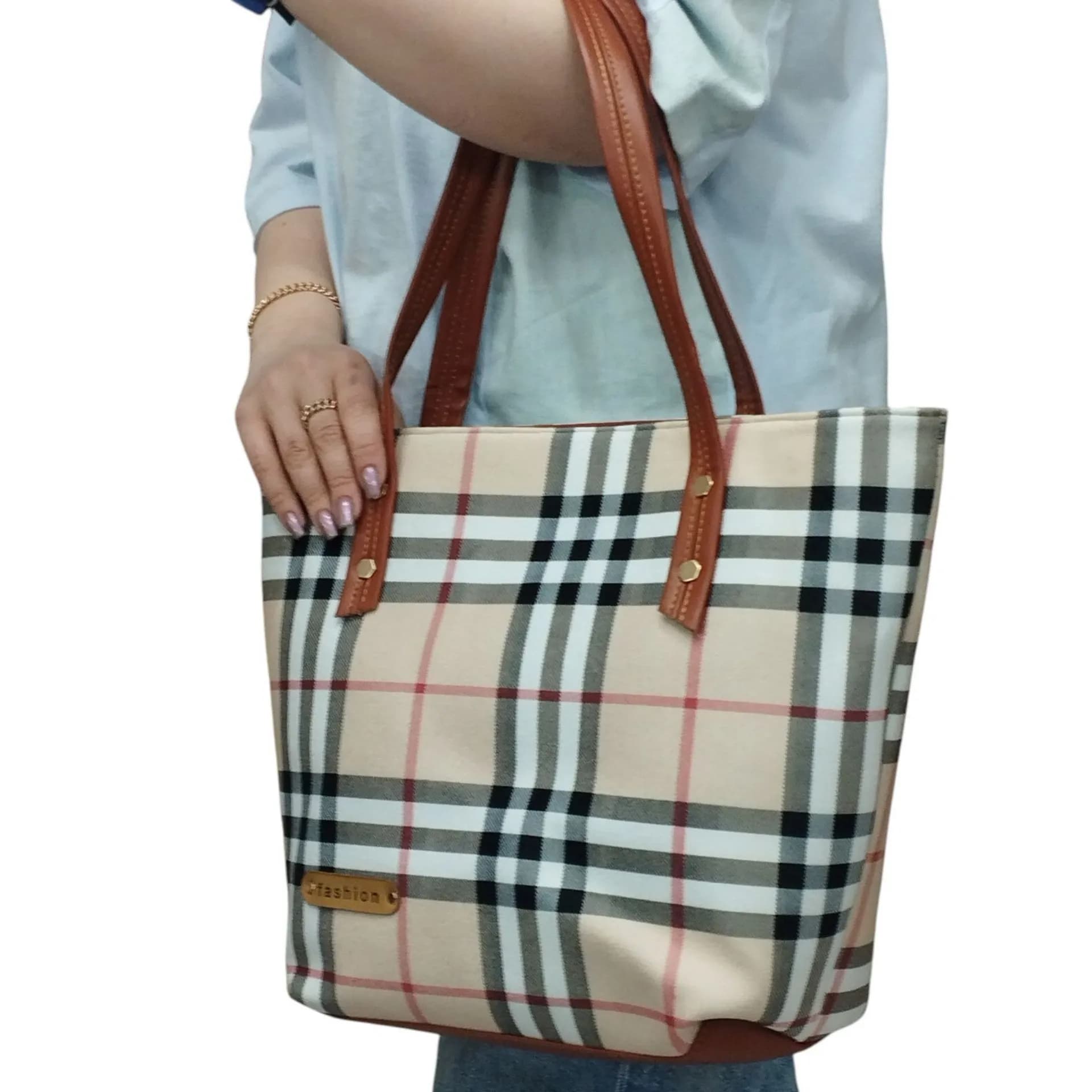 کیف دستی و ارایشی مدل فشن طرح باربری Burberry ( سایز 30*26*11) — تصویر ۴