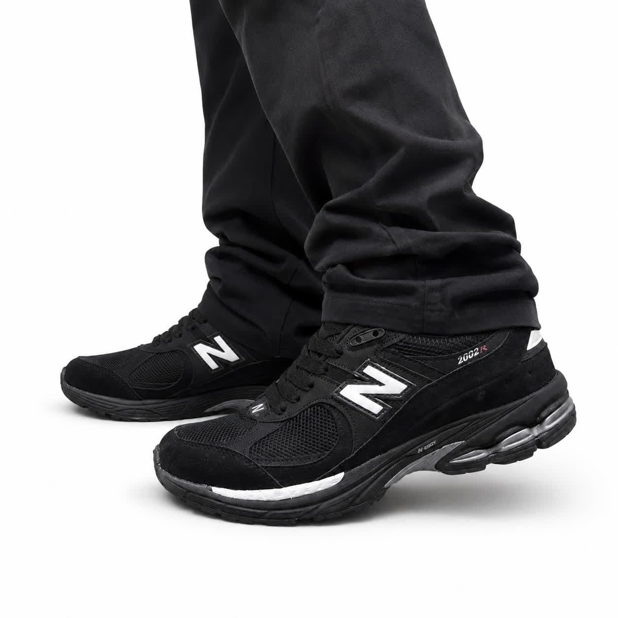 کتونی مردانه مدل نیوبالانس 2002 مشکی New Balance — تصویر ۲