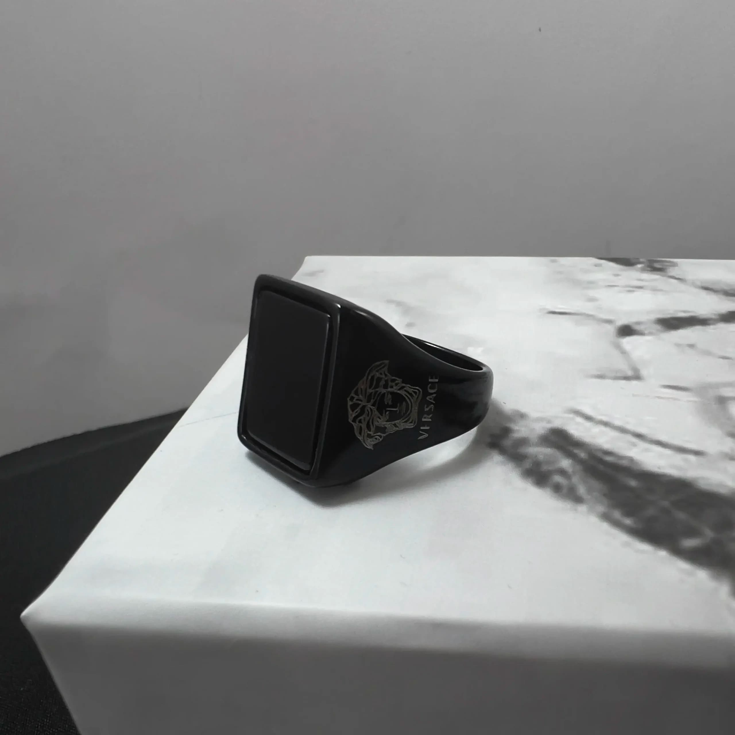 انگشتر فول مشکی مدل ورساچ کدAN-WR02 — تصویر ۲