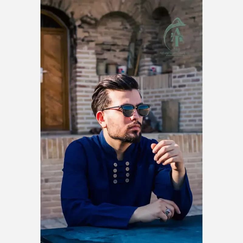پیراهن مردانه الیاف طبیعی مدل هشت دکمه رنگ سرمه ای — تصویر ۲