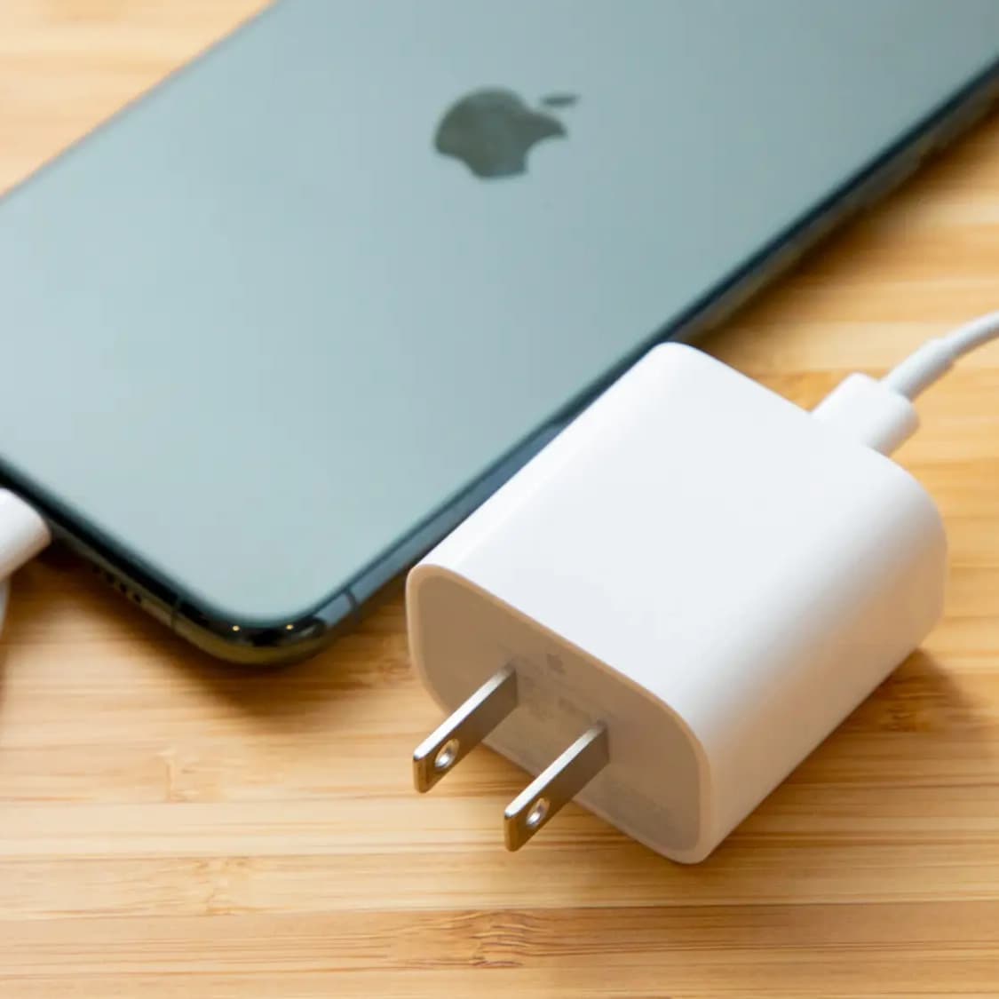 شارژر دیواری 20 وات مدل IPHONE 14 PRO MAXX به همراه کابل لایتنینگ — تصویر ۲