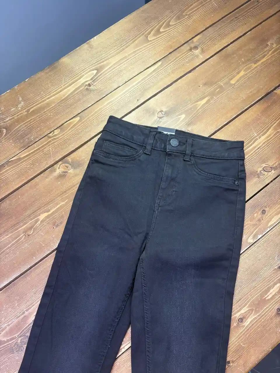 شلوار جین اسکینی ذغالی — تصویر ۳