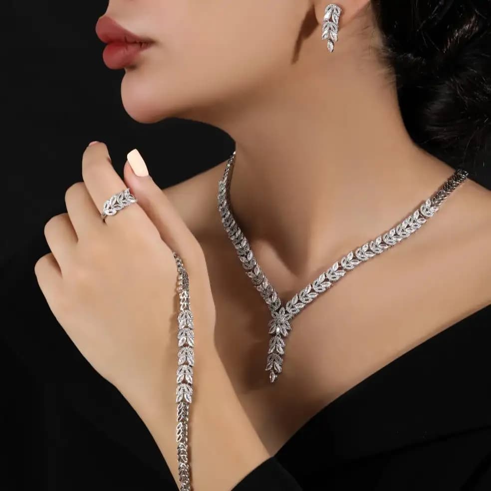سرویس زنانه مجلسی گردنبند-گوشواره-انگشتر-دستبند- جواهری طرح نگین گندمی رنگ ثابت کد amp