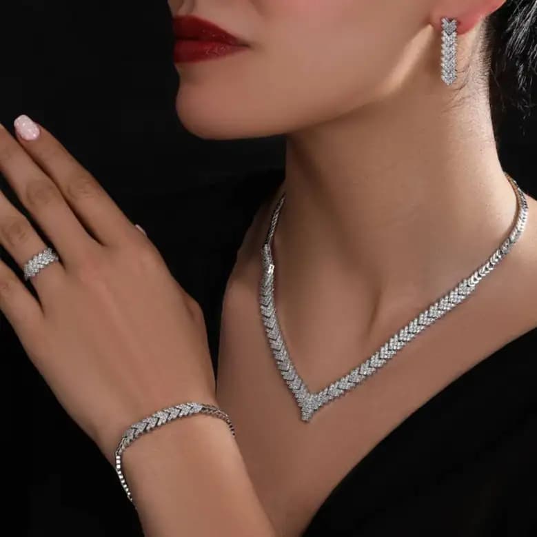 سرویس زنانه مجلسی گردنبند-گوشواره-انگشتر-دستبند جواهری نگین کاری رنگ ثابت کد amp — تصویر ۵