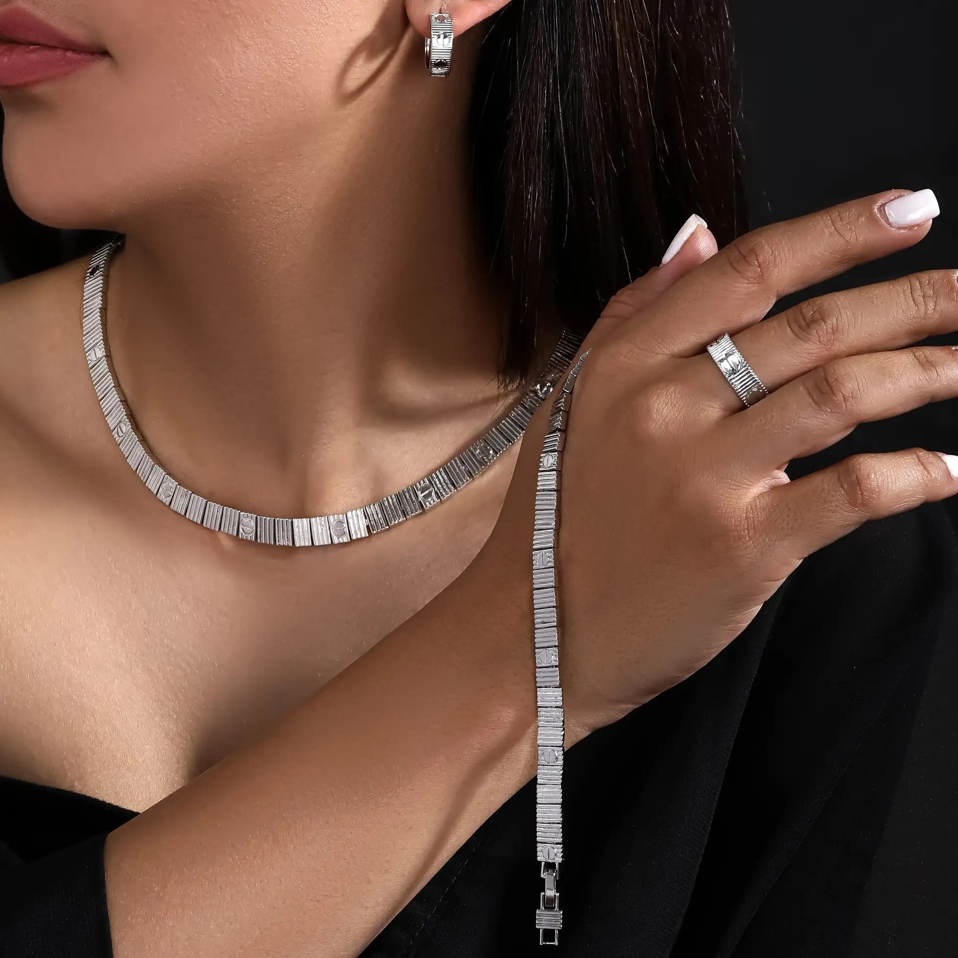 سرویس زنانه گردنبند-گوشواره-دستبند Cartier Love Unlimited کارتیر لاو رنگ ثابت کد amp — تصویر ۴