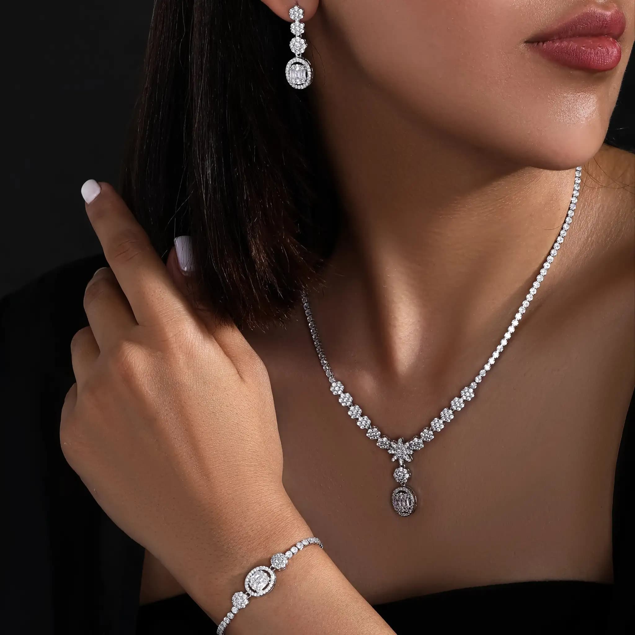 سرویس زنانه مجلسی گردنبند-گوشواره-دستبند-طرح جواهری گل و آویز نگینی رنگ ثابت کد amp