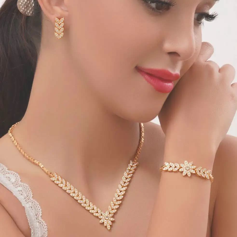 سرویس زنانه گردنبند-گوشواره-دستبند جواهری نگین خوشه ای V رنگ ثابت کد amp — تصویر ۲