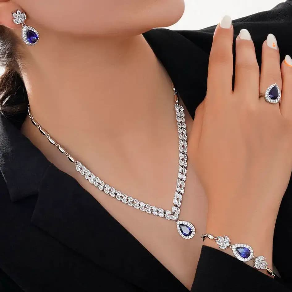 سرویس زنانه گردنبند-گوشواره-انگشتر-دستبند-گوشواره جواهری خوشه ای تک نگین اشک رنگ ثابت کد amp — تصویر ۲
