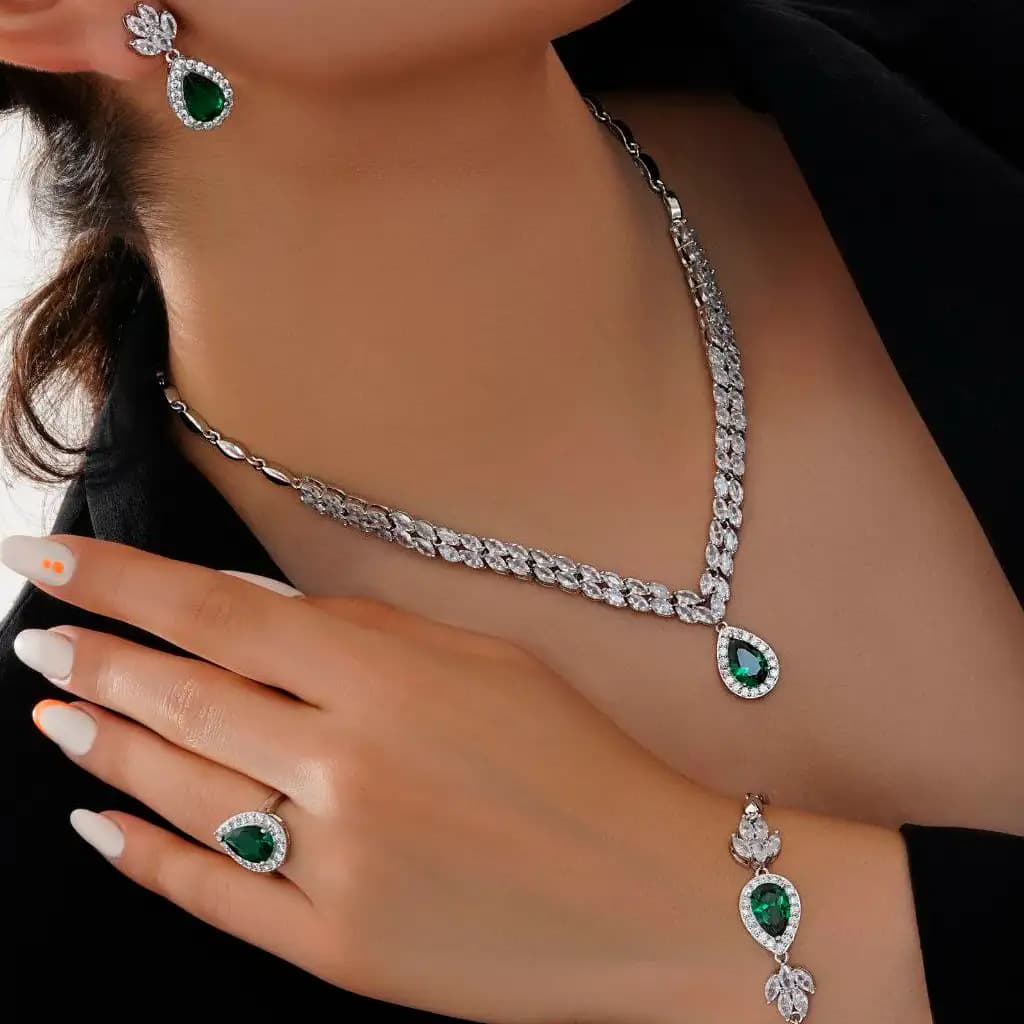 سرویس زنانه گردنبند-گوشواره-انگشتر-دستبند-گوشواره جواهری خوشه ای تک نگین اشک رنگ ثابت کد amp