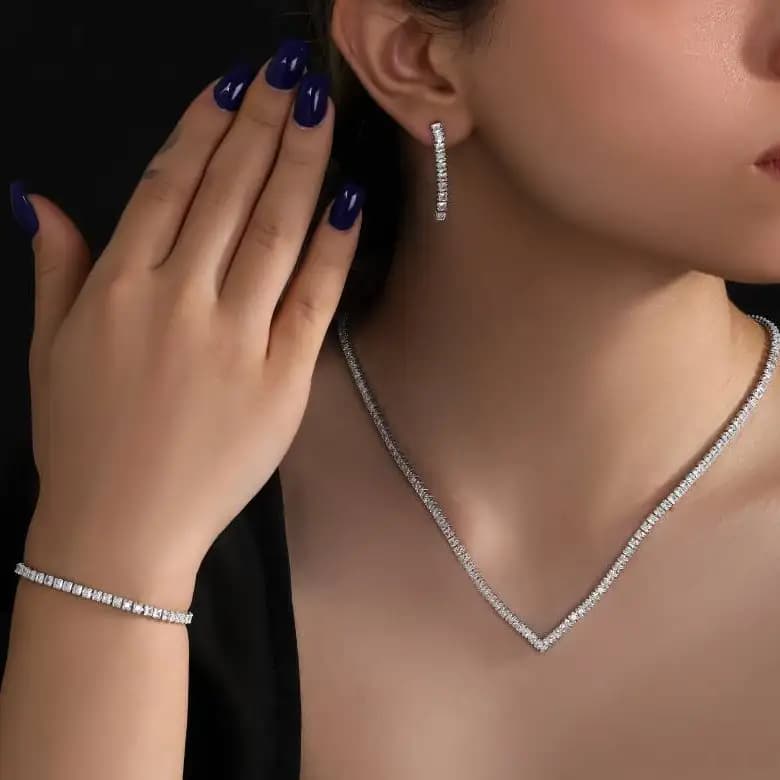 سرویس زنانه گردنبند-گوشواره-دستبند جواهری نگین تنیسی طرح v رنگ ثابت کد amp