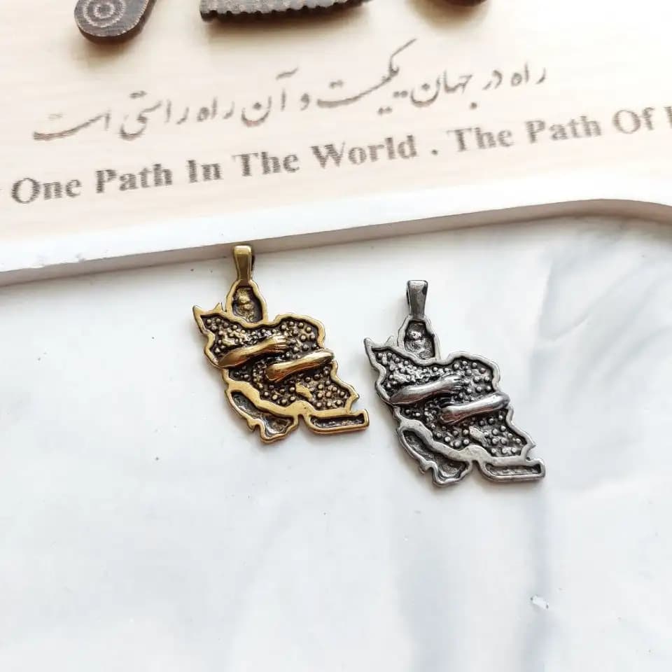 پلاک و آویز گردنبند استیل آغوش ایران طرح برجسته رنگ ثابت کد amp — تصویر ۲