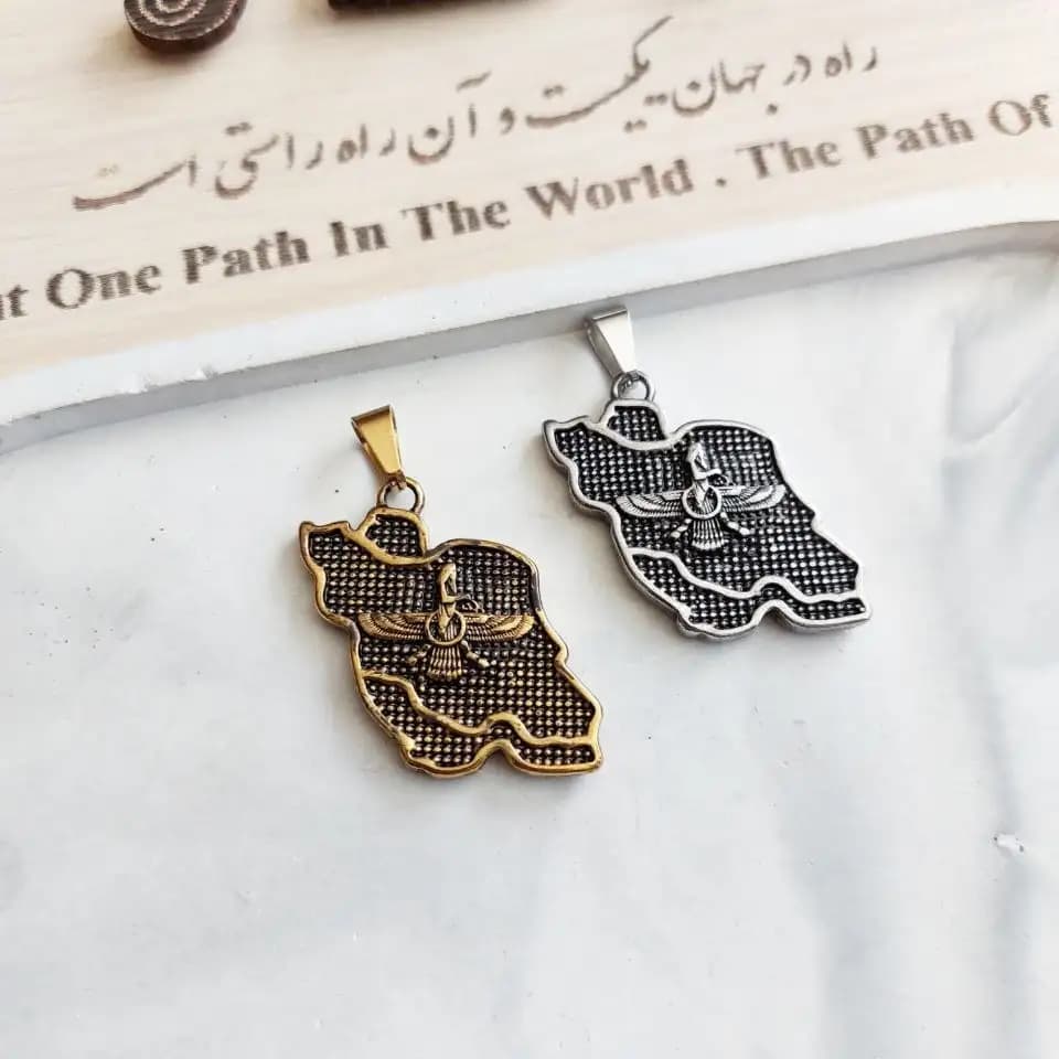 پلاک و آویز گردنبند استیل نقشه ایران و فروهر طرح برجسته رنگ ثابت کد amp — تصویر ۲