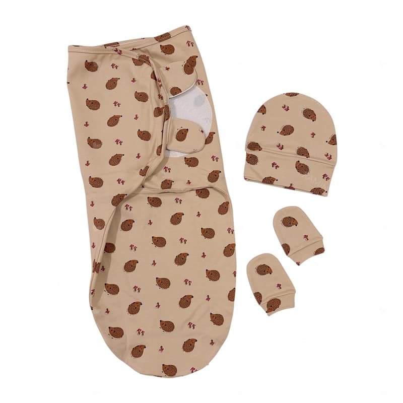 قنداق چسبی به همراه کلاه دستکش نوزادی بیبی فورلایف طرح جوجه تیغی baby4life