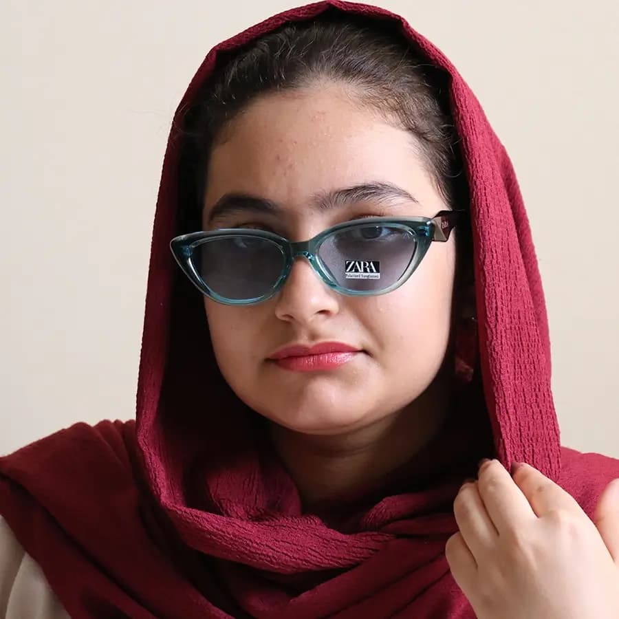 عینک آفتابی زنانه ZARA با فریم چشم گربه‌ای، رنگ سبز کله غازی، دسته سیم‌دار، لنز آبی تیره و پلاریزه مدل 66525 — تصویر ۲