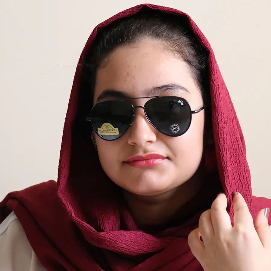 عینک آفتابی امریکن اپتیکال با فریم خلبانی، رنگ نقره‌ای براق، عدسی جنس سنگ (شیشه) و سبز تیره مدل AO-1004 — تصویر ۲
