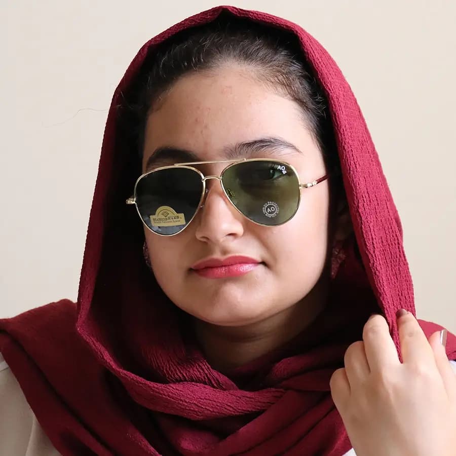عینک آفتابی American Optical با فریم خلبانی، رنگ طلایی براق، عدسی جنس سنگ (شیشه) و سبز تیره مدل AO-1004 — تصویر ۲