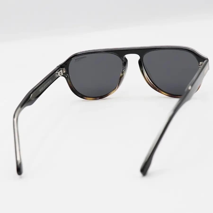 عینک آفتابی Carrera با فریم شکل خلبانی، رنگ مشکی و قهوه‌ای، دسته سیم‌دار و لنز دودی تیره و پلاریزه مدل 581003 — تصویر ۴