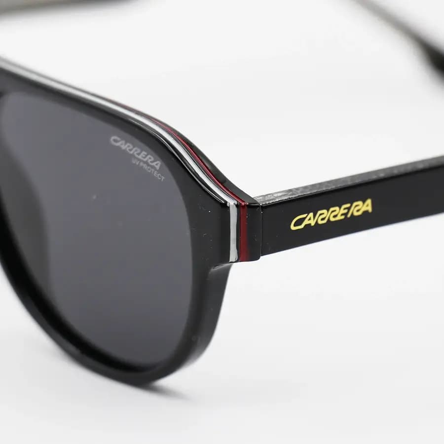 عینک آفتابی Carrera با فریم شکل خلبانی، رنگ مشکی براق، دسته سیم‌دار و لنز دودی تیره و پلاریزه مدل 581003 — تصویر ۶