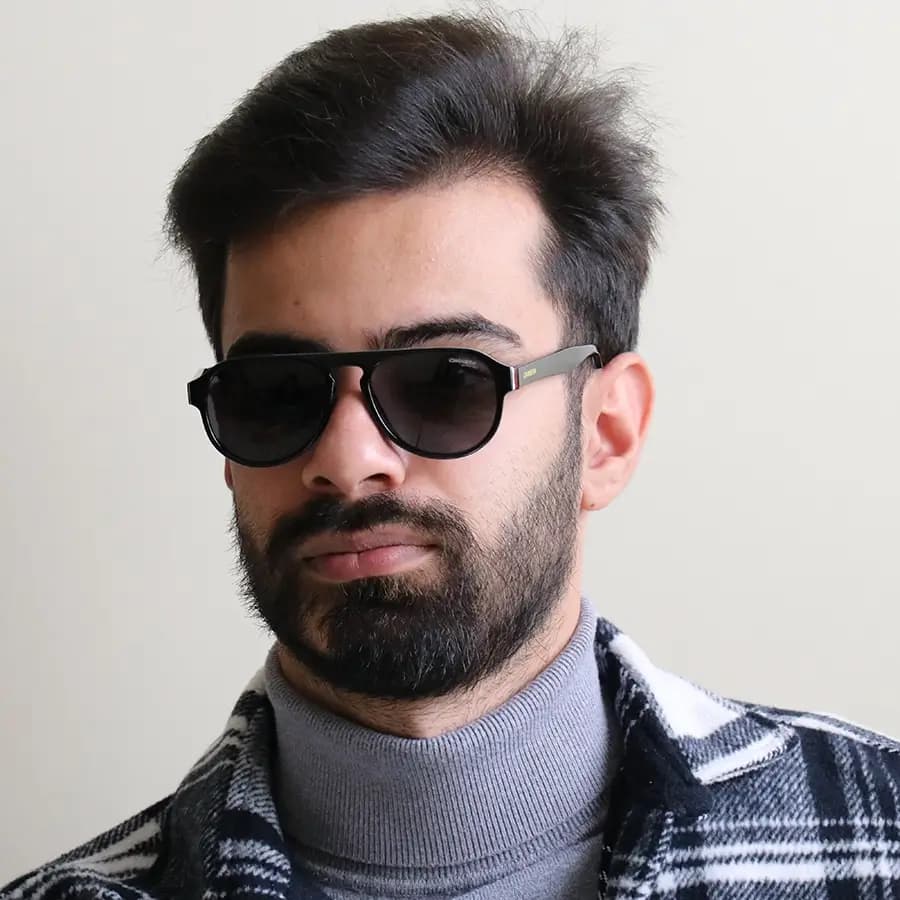عینک آفتابی Carrera با فریم شکل خلبانی، رنگ مشکی براق، دسته سیم‌دار و لنز دودی تیره و پلاریزه مدل 581003 — تصویر ۲