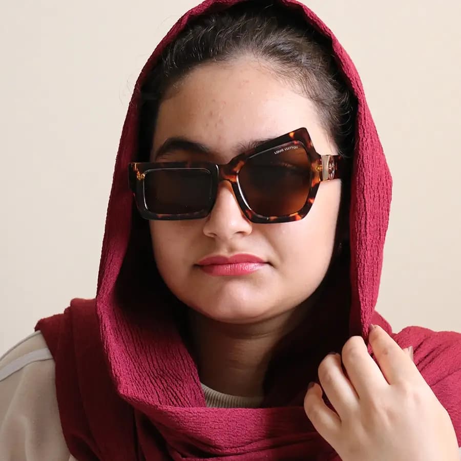 عینک آفتابی لویی ویتون با فریم فانتزی و خاص، رنگ قهوه‌ای و سفید براق و عدسی دودی تیره مدل 96009 — تصویر ۲