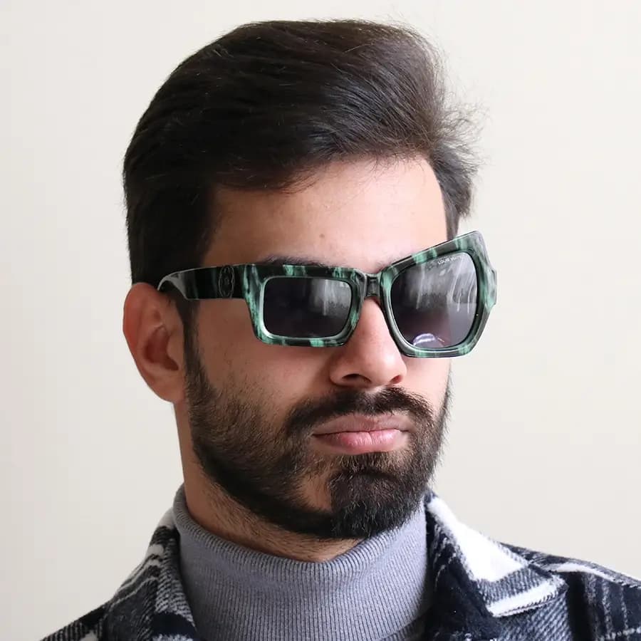 عینک آفتابی لویی ویتون با فریم فانتزی و خاص، رنگ مشکی و سبز براق و عدسی دودی تیره مدل 96009 — تصویر ۲