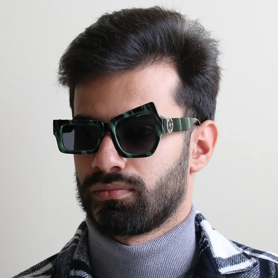 عینک آفتابی لویی ویتون با فریم فانتزی و خاص، رنگ سفید و مشکی براق و عدسی دودی تیره مدل 96009 — تصویر ۲