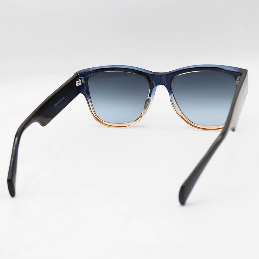 عینک آفتابی Moscot با فریم آبی و قهوه‌ای، شکل ویفرر سایز بزرگ، دسته سیم‌دار و لنز دودی سایه روشن مدل 1202 — تصویر ۴