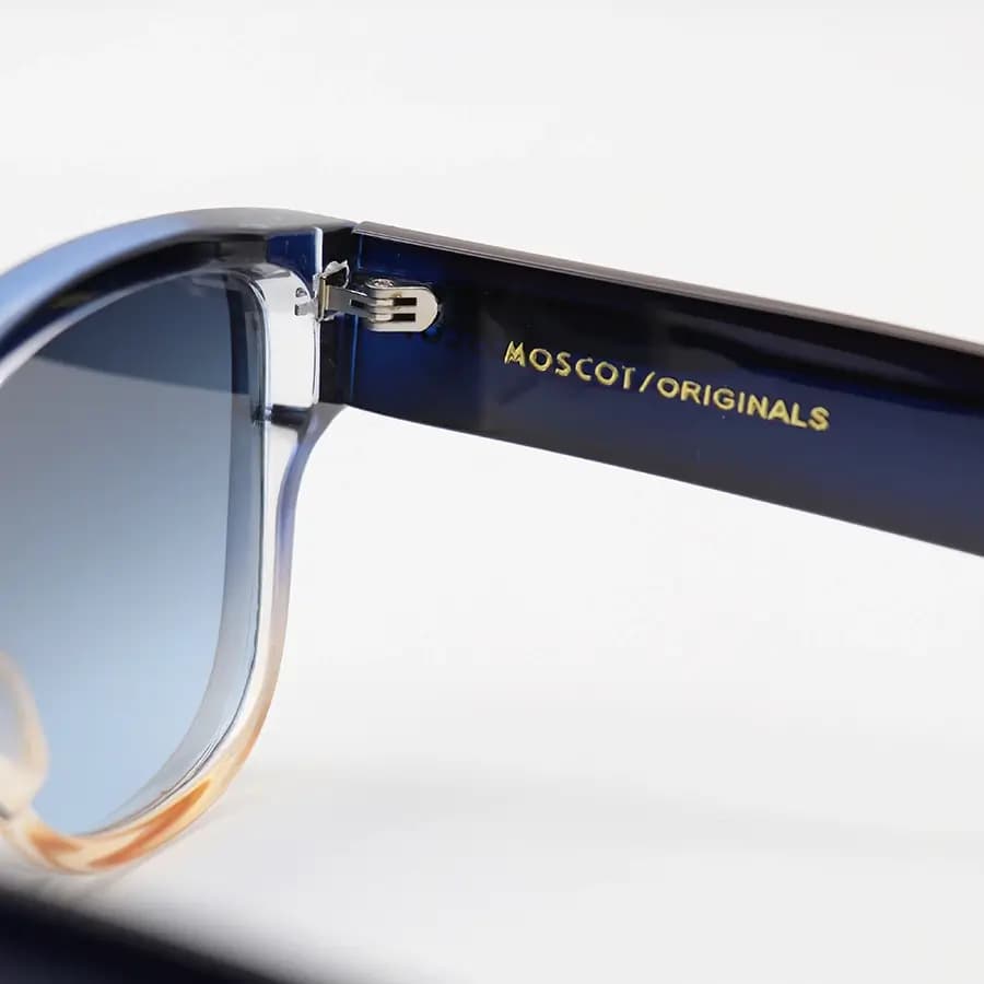 عینک آفتابی Moscot با فریم آبی و قهوه‌ای، شکل ویفرر سایز بزرگ، دسته سیم‌دار و لنز دودی سایه روشن مدل 1202 — تصویر ۵