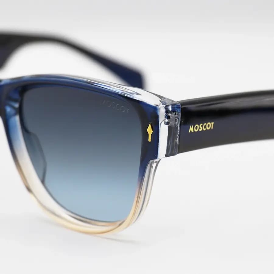 عینک آفتابی Moscot با فریم آبی و قهوه‌ای، شکل ویفرر سایز بزرگ، دسته سیم‌دار و لنز دودی سایه روشن مدل 1202 — تصویر ۶