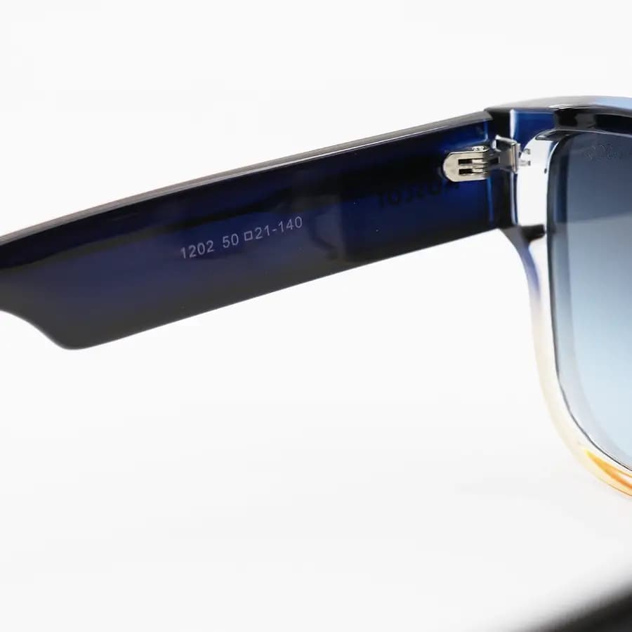 عینک آفتابی Moscot با فریم آبی و قهوه‌ای، شکل ویفرر سایز بزرگ، دسته سیم‌دار و لنز دودی سایه روشن مدل 1202 — تصویر ۷