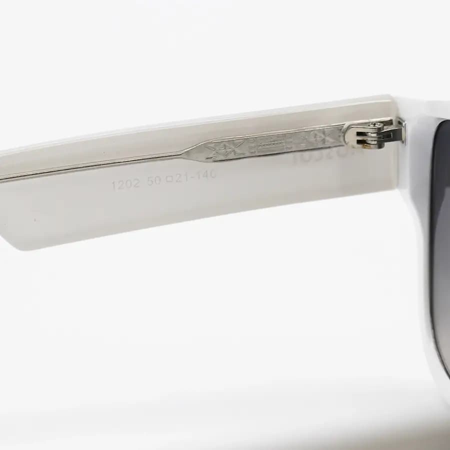 عینک آفتابی Moscot با فریم سفید رنگ، شکل ویفرر سایز بزرگ، دسته سیم‌دار و لنز دودی سایه روشن مدل 1202 — تصویر ۷