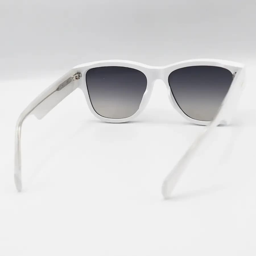 عینک آفتابی Moscot با فریم سفید رنگ، شکل ویفرر سایز بزرگ، دسته سیم‌دار و لنز دودی سایه روشن مدل 1202 — تصویر ۴