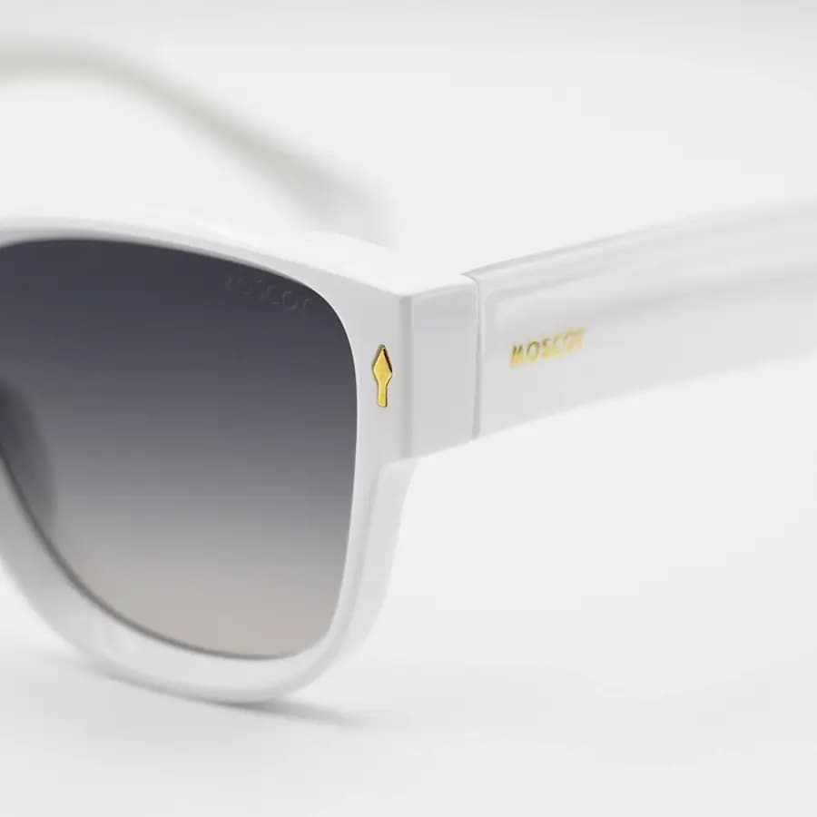 عینک آفتابی Moscot با فریم سفید رنگ، شکل ویفرر سایز بزرگ، دسته سیم‌دار و لنز دودی سایه روشن مدل 1202 — تصویر ۶