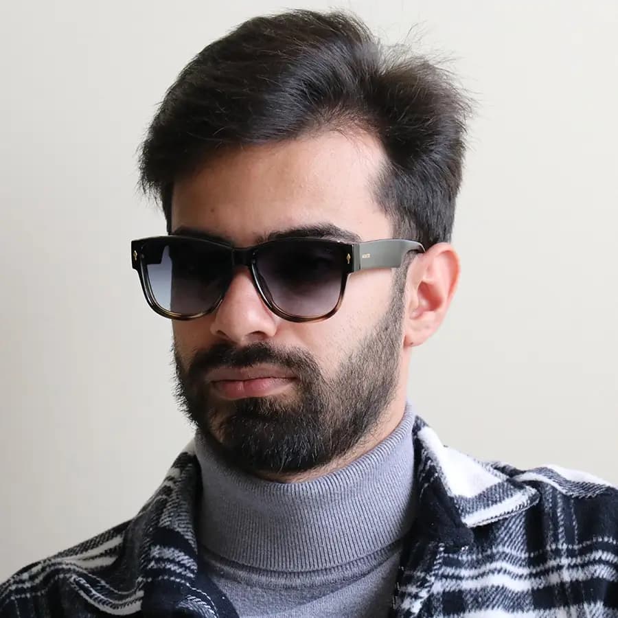 عینک آفتابی موسکات با فریم خاکستری رنگ، شکل ویفرر سایز بزرگ، دسته سیمدار و لنز قهوهای روشن مدل 1202 — تصویر ۲