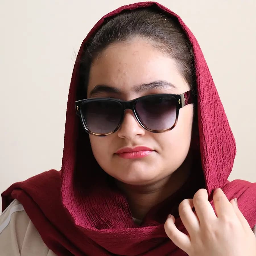 عینک آفتابی Moscot با فریم سبز رنگ، شکل ویفرر سایز بزرگ، دسته سیم‌دار و لنز دودی روشن مدل 1202 — تصویر ۲