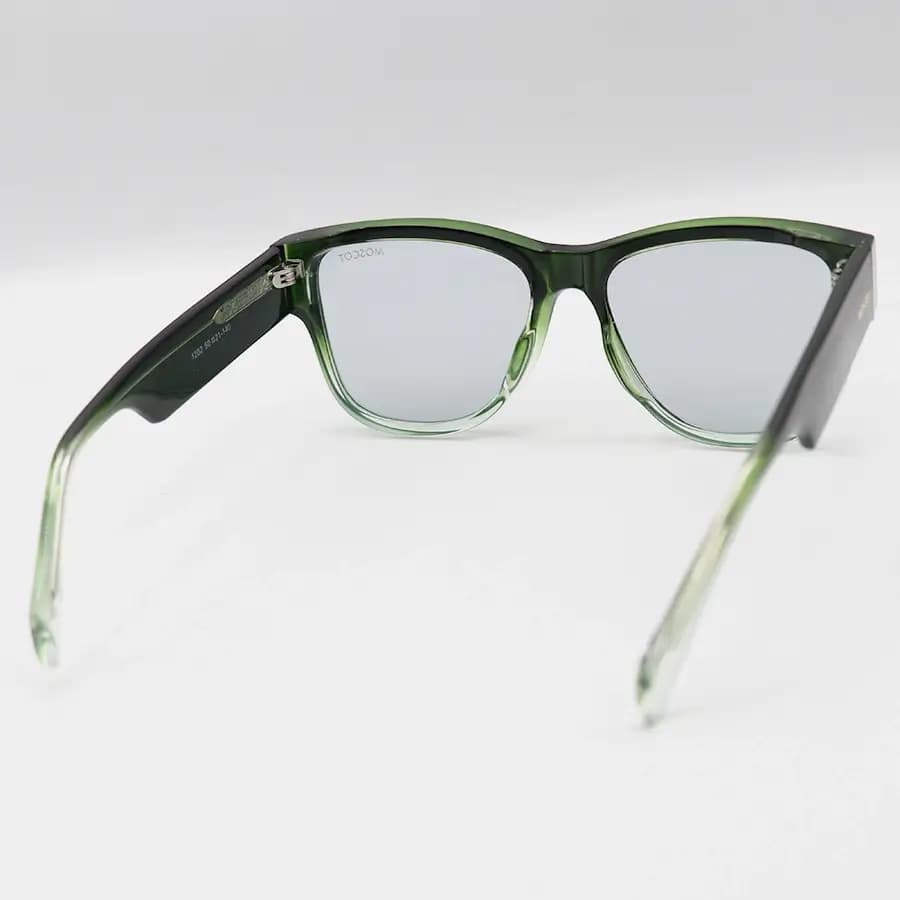 عینک آفتابی Moscot با فریم سبز رنگ، شکل ویفرر سایز بزرگ، دسته سیم‌دار و لنز دودی روشن مدل 1202 — تصویر ۴
