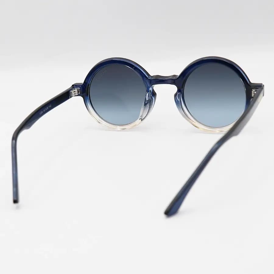 عینک آفتابی Moscot با فریم آبی و قهوه‌ای، شکل گرد و دایره‌ای، دسته سیم‌دار و لنز دودی سایه روشن مدل 1206 — تصویر ۴