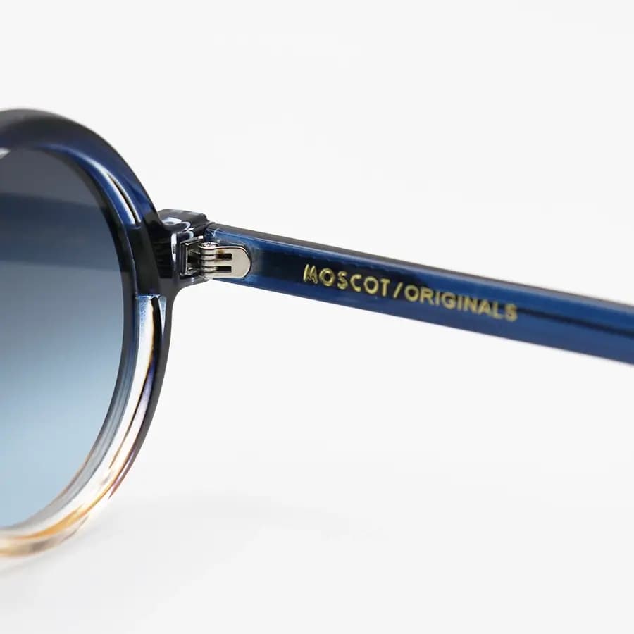 عینک آفتابی Moscot با فریم آبی و قهوه‌ای، شکل گرد و دایره‌ای، دسته سیم‌دار و لنز دودی سایه روشن مدل 1206 — تصویر ۵