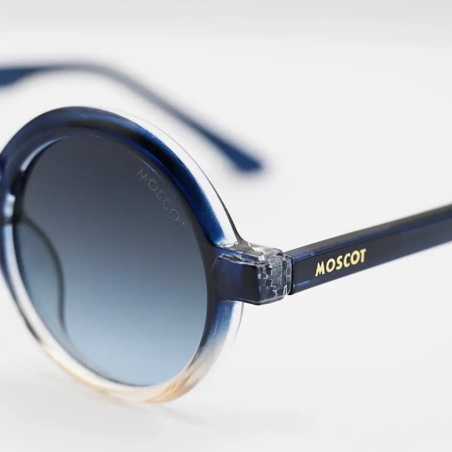 عینک آفتابی Moscot با فریم آبی و قهوه‌ای، شکل گرد و دایره‌ای، دسته سیم‌دار و لنز دودی سایه روشن مدل 1206 — تصویر ۶
