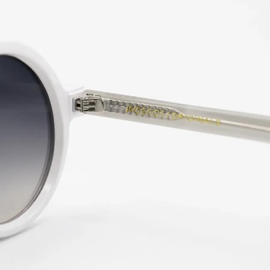 عینک آفتابی Moscot با فریم سفید براق، شکل گرد و دایره‌ای، دسته سیم‌دار و لنز دودی سایه روشن مدل 1206 — تصویر ۵