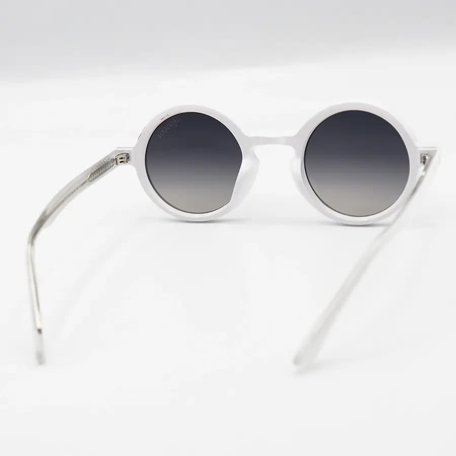 عینک آفتابی Moscot با فریم سفید براق، شکل گرد و دایره‌ای، دسته سیم‌دار و لنز دودی سایه روشن مدل 1206 — تصویر ۴