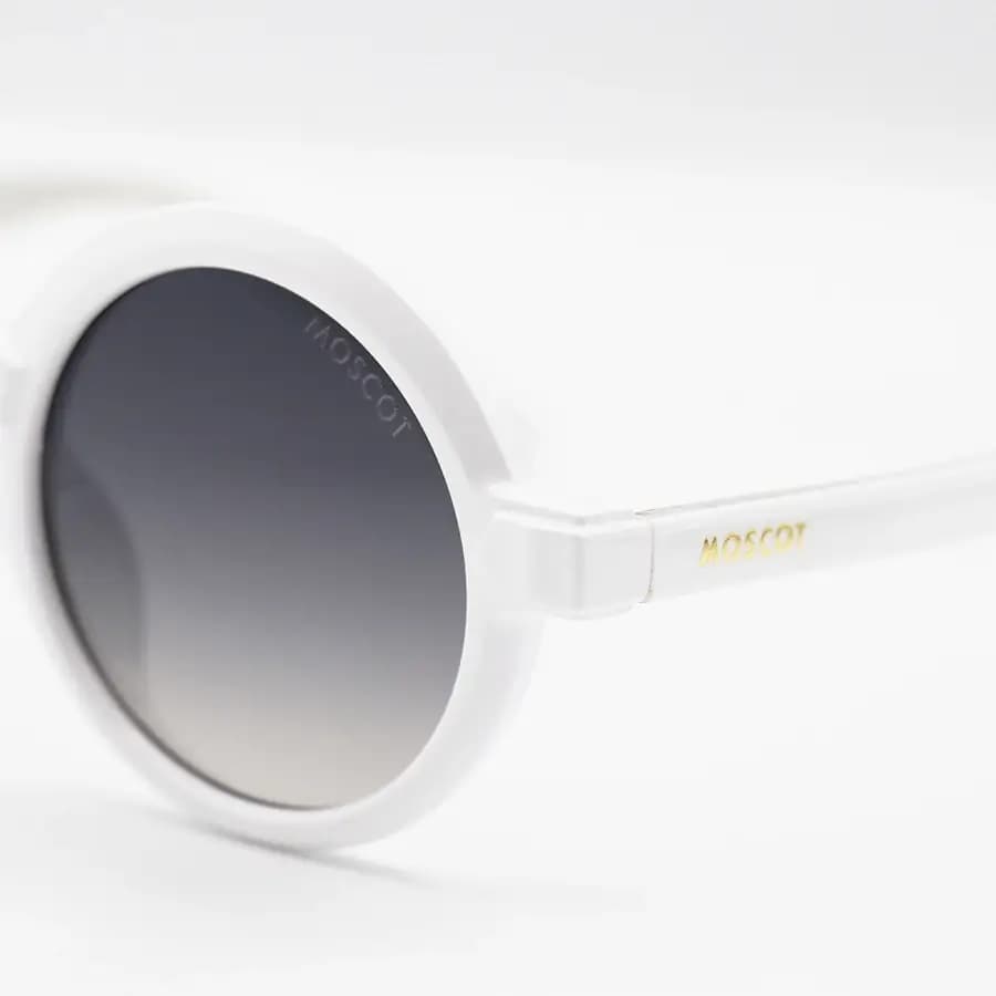 عینک آفتابی Moscot با فریم سفید براق، شکل گرد و دایره‌ای، دسته سیم‌دار و لنز دودی سایه روشن مدل 1206 — تصویر ۶
