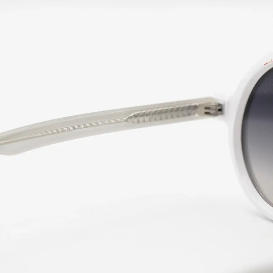 عینک آفتابی Moscot با فریم سفید براق، شکل گرد و دایره‌ای، دسته سیم‌دار و لنز دودی سایه روشن مدل 1206 — تصویر ۷